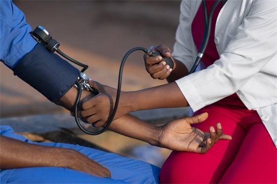 SOS Médecins Burkina Faso — africa-humanitarian-aid-doctor-taking-care-patient
